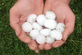 天上掉下排球大小的冰雹，地面决定架导弹来防图片