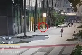 小区玻璃门突然爆裂割伤3岁小孩！物业：用力推门导致图片