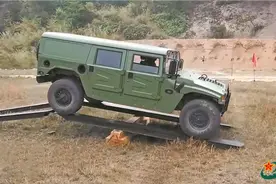军营里的极限挑战！练兵场上的这些超燃画面告诉我们什么图片
