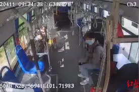 72岁乘客突发疾病抽搐 公交车紧急送医，10余名乘客一致回答：可以图片