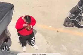 北京一外卖员偷吃顾客酸辣粉被拍到，当事人：没看到的话就吃了图片