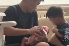 爸爸和萌娃独特方式哄刚出生的二宝 网友：二宝连脚趾都在拒绝图片