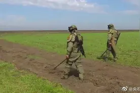 俄军工兵帮乌克兰春耕农民排雷图片
