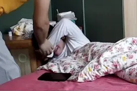 女子哄娃不慎从床上摔下大哭，网友：看这哭法就知道有人宠图片