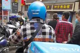 长沙外卖小哥送单遇封控，解封日还穿着棉袄，“我先换衣服”图片