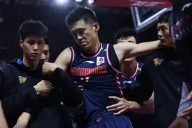 深一度｜悲壮中坚守！广东男篮的底蕴写满四个字：拼尽全力图片