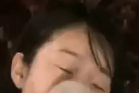 成年人的崩溃只在一瞬间！女生拿奶茶摔倒，蹲在地上边哭边喝奶茶图片