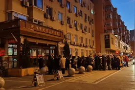“煎饼果子铺式”的中医院，为何半夜就排起挂号长队图片