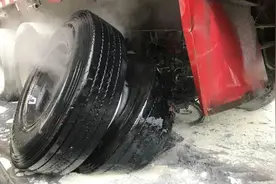 货车收费站爆胎自燃 救援人员连用18瓶灭火器扑救图片