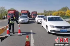 大广高速衡水段发生集装箱车辆翻车事故 高速交警紧急处置图片