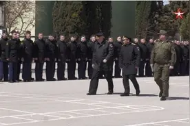 俄海军司令检阅“莫斯科”号获救舰员，称全体舰员将继续服役图片