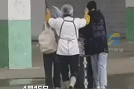 被食堂阿姨暖到了 阿姨撑伞护送推行李的学生图片