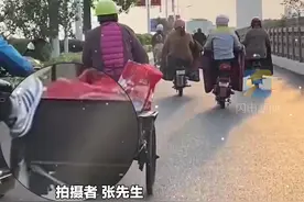 外卖小哥见老奶奶骑车上坡费力 伸出援助之脚为其助力图片