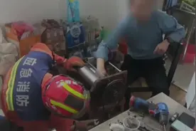 果然视频｜维修机器出意外，一男子被压面机“咬”住左手图片