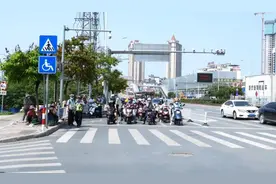 南宁市区频现摩托车，交警：抓！罚！再教育图片