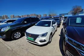 新能源二手车差别大了！开3年就要“赔一半”，准新特斯拉还能原价“秒售”，7年车都没人收图片