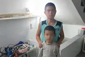 仍未脱险！7岁男童遭电击截去右臂，ICU内练习用脚来搭积木图片