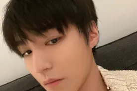 王俊凯久违营业晒自拍 米色毛衣顺毛造型清爽帅气图片