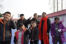 随州一男子为500个残疾少年“遮风挡雨”12年图片