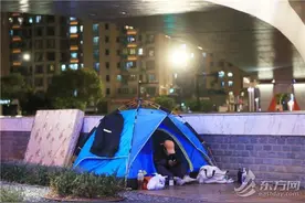 刚来上海送外卖一个月的她：再等等，总要让我见识“魔都”真正的样子吧图片