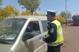 面包车违规拆卸座椅载客 被滨州北海交警查获图片