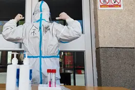 这位90后医生，是神十三搜救队员的“守护神”图片