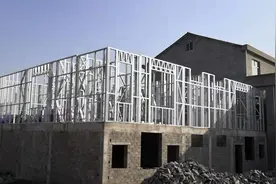 男子称轻钢别墅还没建好中途被套路加钱，涉事公司反指其违约图片