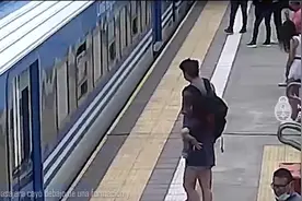 惊险！阿根廷女子等车时突然昏倒 掉入火车与站台缝隙图片