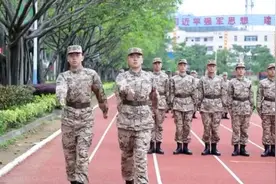 00后双胞胎兄弟参军“较劲”争标兵视频封面