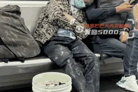 地铁上借给陌生人的肩膀，是一份不动声色的善意图片