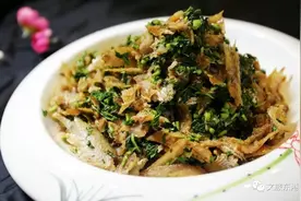 卷上煎饼，喷香！日照这道菜，现在吃正是时候图片