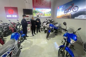 借口“以旧换新” 男子骑着试驾新摩托跑了图片
