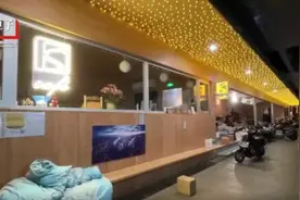 上海外卖小哥桥洞下打地铺：吃住困难也遇过好人，没有传言赚得那么多！平台最新回应图片