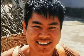 对话走红网络的“板凳小伙”：没了腿我还有双手，养猪创业让家人活得更好图片