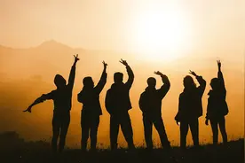 00后大学生月入10万，靠爱好赚钱超过大厂打工人图片