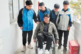 从小学到高三，浏阳这位男生照顾轮椅上的同学近十年图片