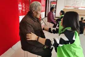 老有所忆！摄影师免费给2000多位农村老人拍照图片