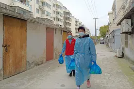 一个小区的全民抗疫：夫妻上阵理发，新疆小伙自制两百个馕图片