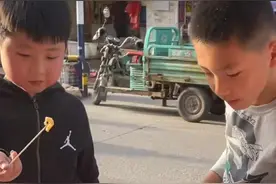鸡爪摊主摆出“试吃到饱”，两位男孩品尝一下午，网友：诚信老板图片