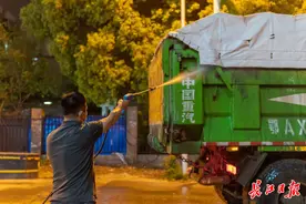 每天给车“洗个大澡”，这位渣土车司机有着受欢迎的小“洁癖”图片