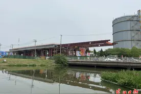 960吨重的钢箱梁空中“跳远”，落到北洋桥上方要7天图片