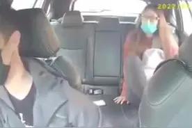 台中女子坐网约车脱鞋踩椅背，被劝后竟将脚伸向司机，还反控“性骚扰”图片