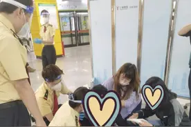 乘客突发心脏骤停 地铁员工用AED救回一命图片