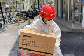 重庆快递小哥讲述援沪日常：半天上一次厕所，拒收跑腿费“不给重庆崽儿丢脸”图片
