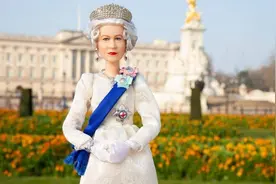 “英国女王款”芭比娃娃发售，这些细节你注意到了吗图片
