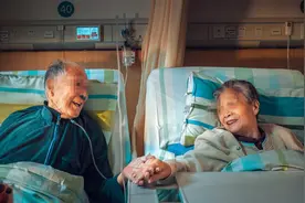 相濡以沫62年，恩爱老夫妻病房内手牵手庆生图片