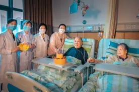 62年夫妻情现“神默契”，90岁爷爷说：她病情控制，我的病也跟着好转图片