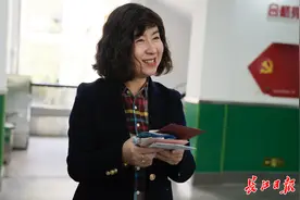 武汉小学校长为学生手写回信10万字，儿子：为“校长妈妈”自豪，感恩她的陪伴图片