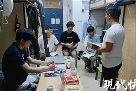 大学宿舍来了新“舍友”，竟是老师图片