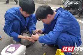 我为师生办实事丨24年义务帮忙维修电器“志愿蓝”温暖整个校园图片